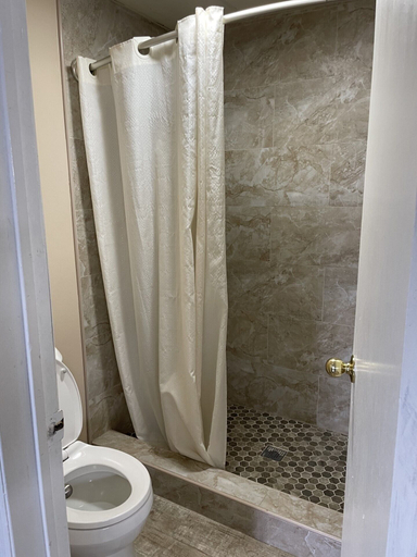Bathroom 4, Budget Inn - Elizabeth, NJ, Union