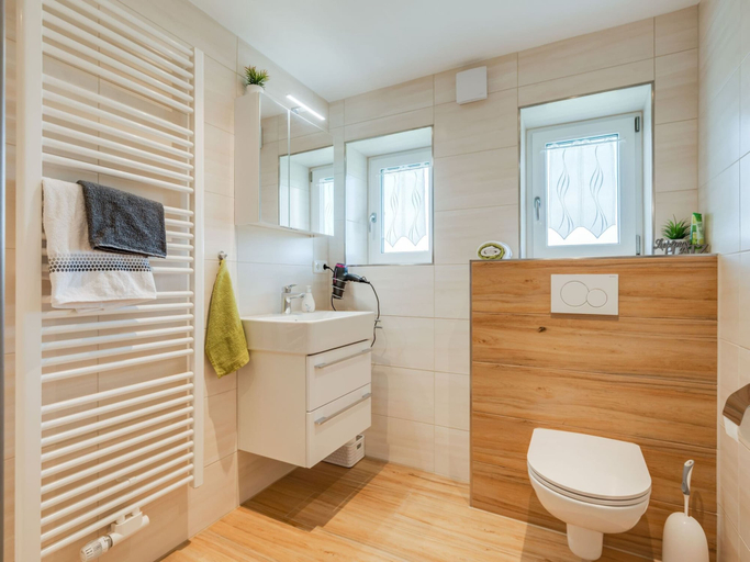 Bathroom 3, Sunny, Modern Furnished Apartment Your Favourite Place to Relax, Regen