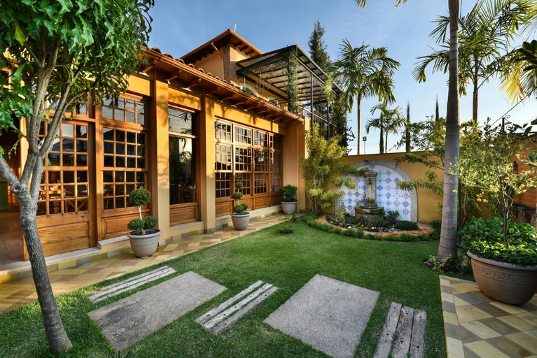 Exterior & Views