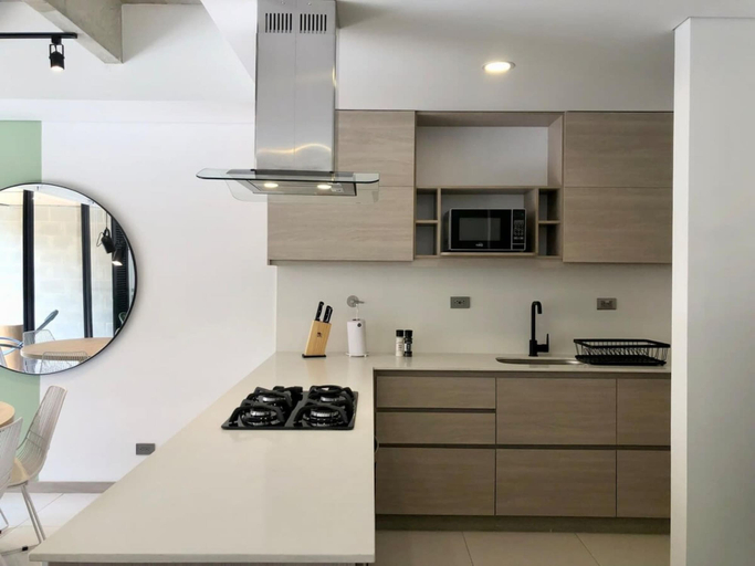 Room 5, w Lovely 3BR w AC in Laureles, Medellín