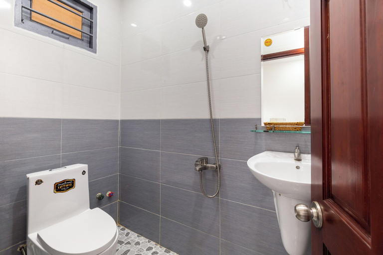 Bathroom 4, Luxury Hotel, District 12