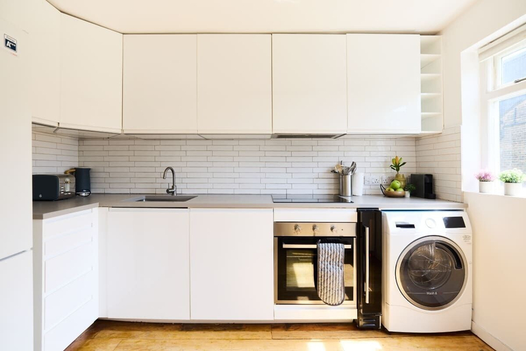 Others 4, The Waterlow Park Wonder - Trendy 2bdr With Study Room and Patio, London