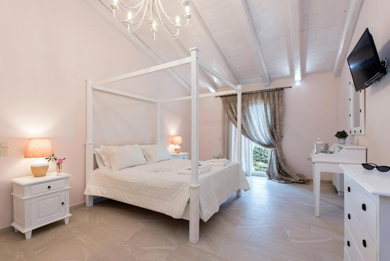 Others 4, Villa Frosso, Ionian Islands