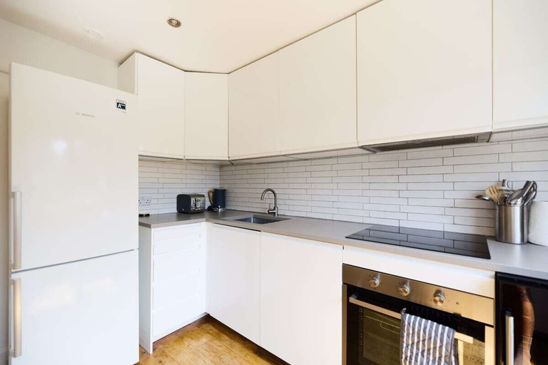 Others 5, The Waterlow Park Wonder - Trendy 2bdr With Study Room and Patio, London