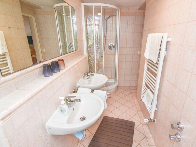 Bathroom 3, Ferienwohnung in den Ruhpolder Bergen, Traunstein