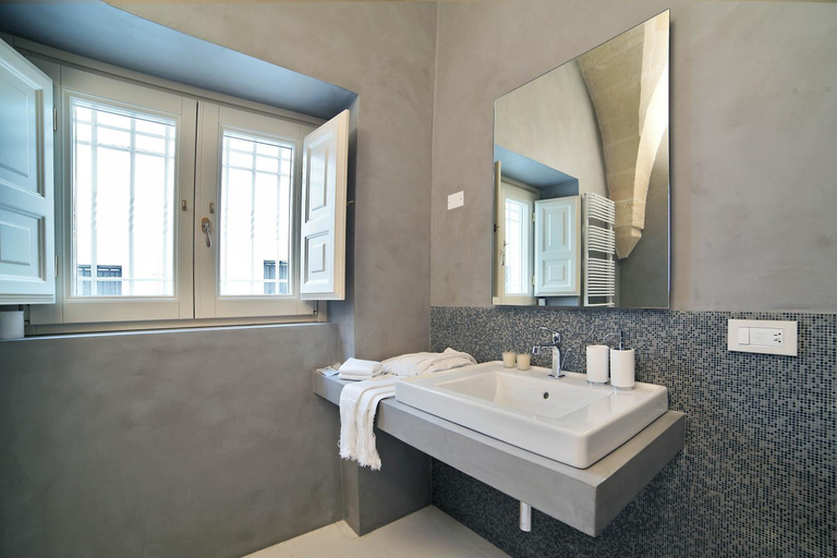 Bathroom 2, Corte Borromeo, Taranto