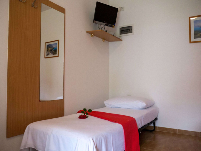 Bedroom 2, Lovely Holiday Home in Pakostane With Swimming Pool, Pakoštane