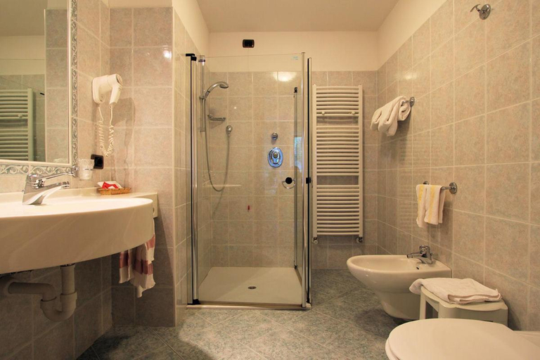 Bathroom, Hotel Al Lago, Trento