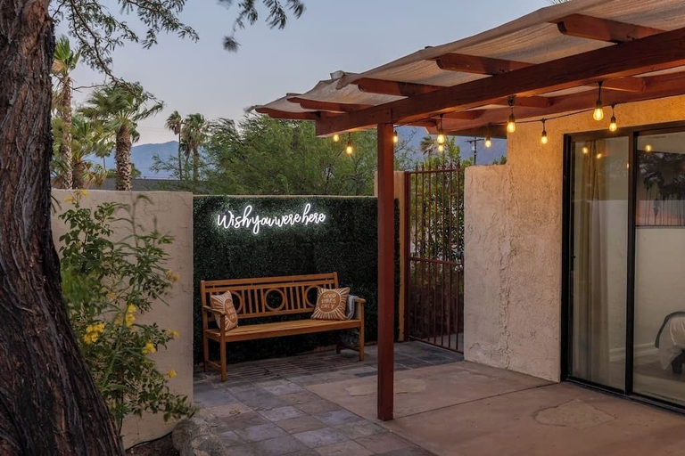 Room 5, Poolside Palm Springs Paradise, Riverside