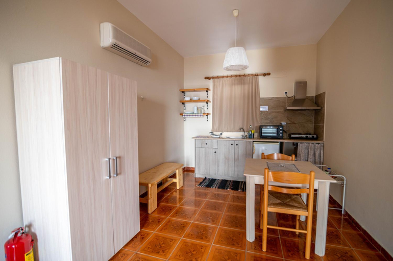 Others 2, Lorraine's Cottage Style Studios, shared swimming pool and bbq only for guests at Simotata village, Ionian Islands