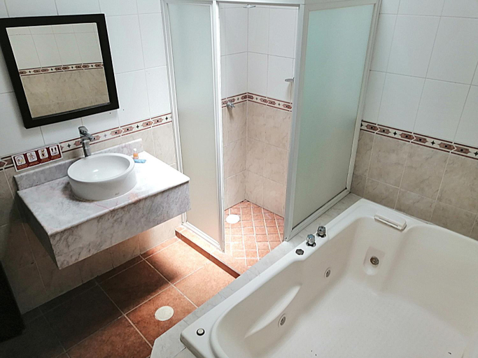 Bathroom 3, Hotel Aquiles, Guadalajara