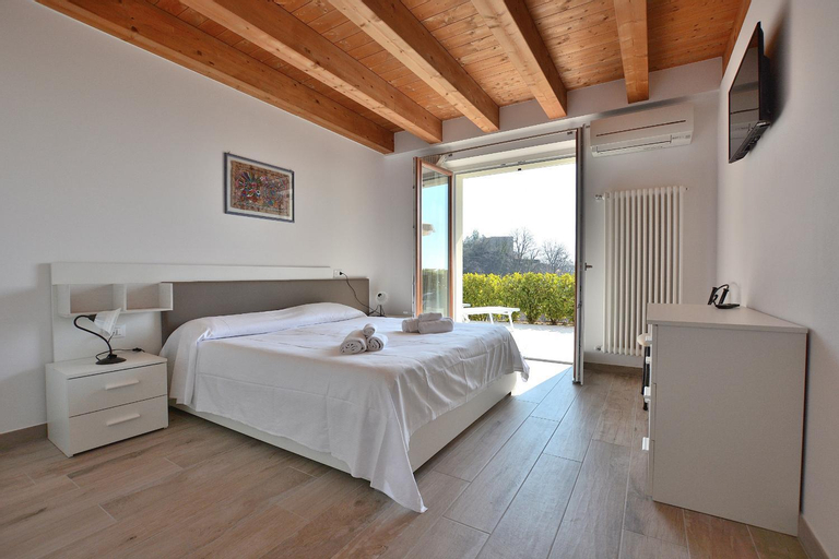 Bedroom 2, Red Apartment in Marciaga di Costermano, Verona