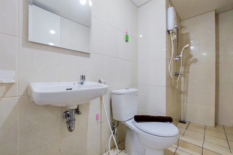 Bathroom 3, Warm and Nice 2BR Apartment at M-Town Residence By Travelio, Tangerang