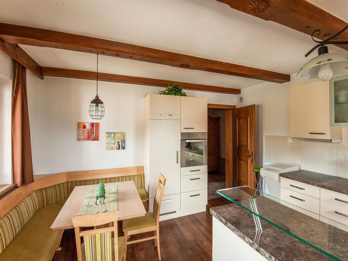 Others 5, Modern vacation apartment with a view, Schwaz