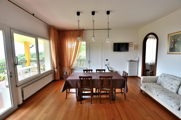Others 2, Orange Apartment In Marciaga di Costermano, Verona