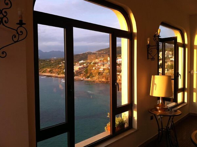 Others 3, Hotel Palinuro, Salerno