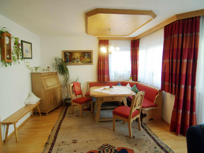 Dining 5, Great Holiday Home in Hippach With sun Terrace, Schwaz