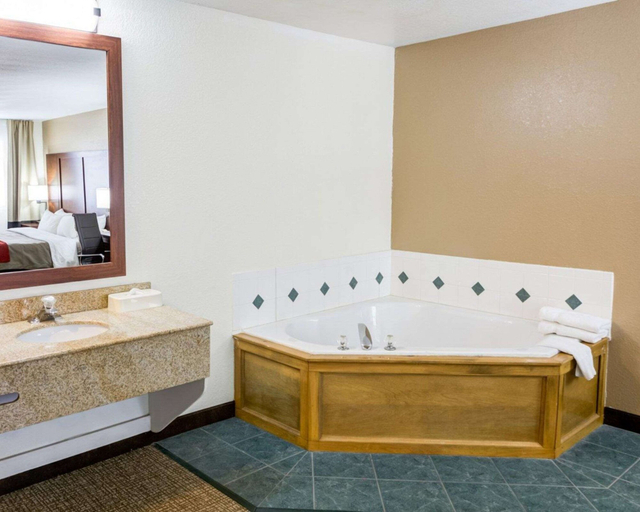 Bathroom 4, Comfort Inn Kearney - Liberty, Kansas City