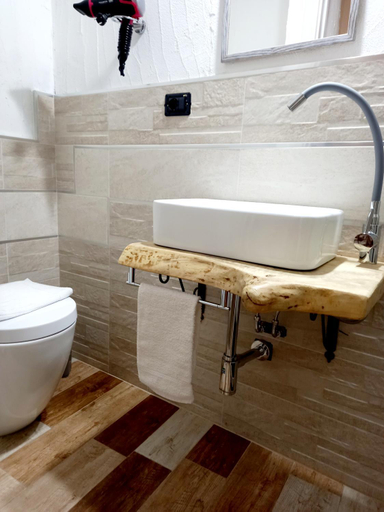 Bathroom 3, B&B Santu Giuvanni "Un Tuffo nel Passato", Nuoro