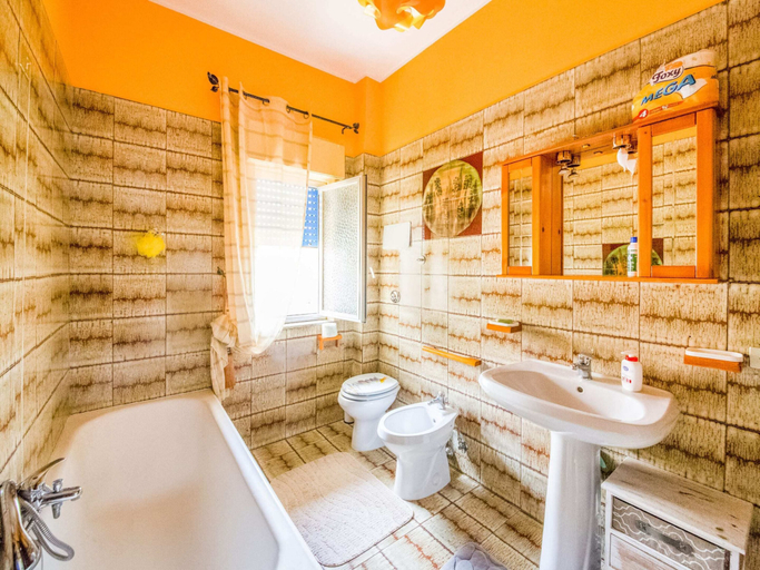 Bathroom 3, Belvilla by OYO Appartamento Spinesante, Messina
