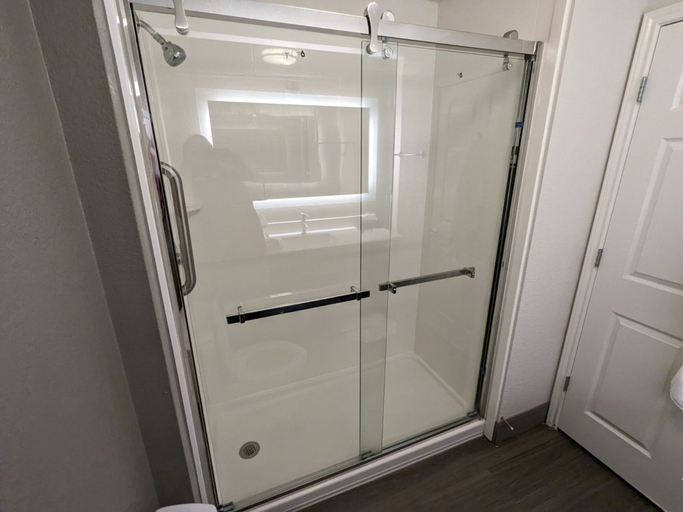Bathroom 4, La Quinta Inn & Suites by Wyndham Arlington North 6 Flags Dr, Arlington
