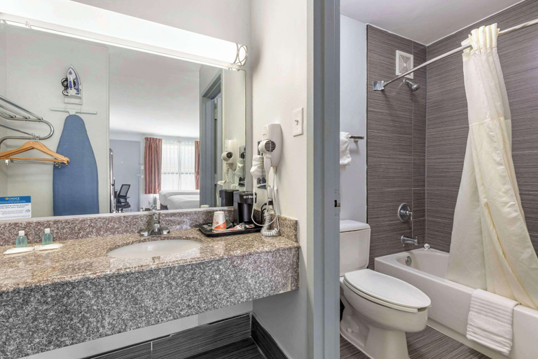 Bathroom 5, Quality Inn Ganesville - TX Ganesville Area, Cooke