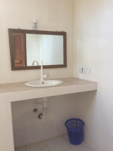 Bathroom 4, Mpole Bungalows, Kati