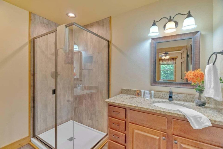 Bathroom 4, Splash Mountain Lodge, Sevier