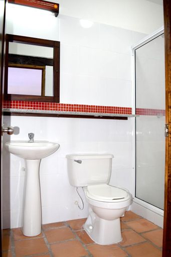 Bathroom 1, Chrisban Hotel Boutique, Guadalajara de Buga