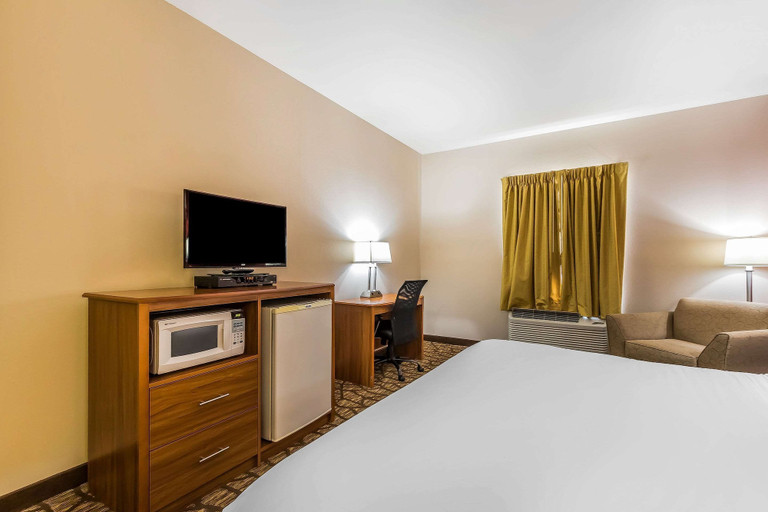 Bedroom 3, Quality Inn & Suites Chesterfield Village, Greene