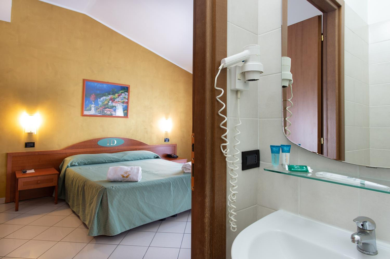 Bathroom 3, Hotel Dore, Milano