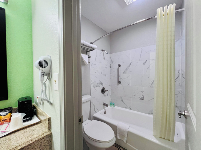 Bathroom 5, Suite 16 Motel, Sequoyah