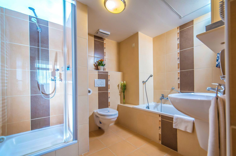 Bathroom 4, Duna Hotel, Paks
