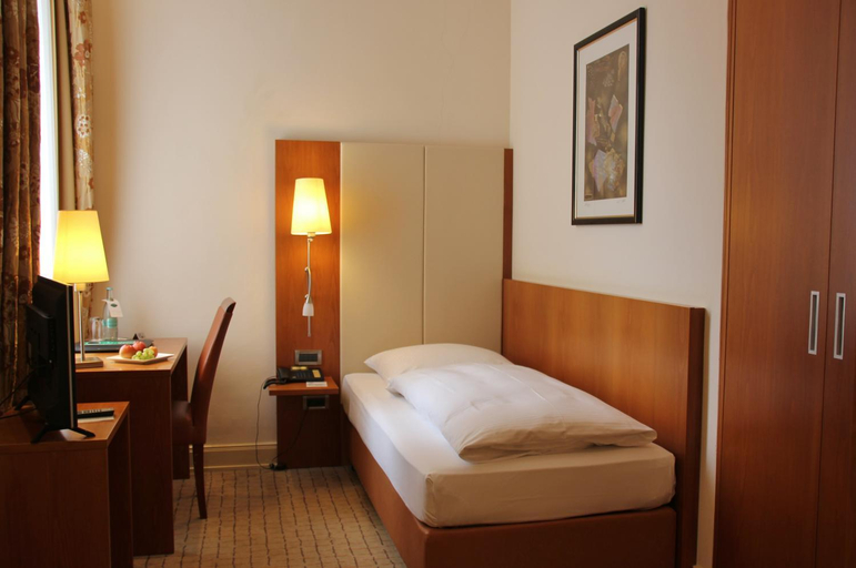 Others 5, Hotel Vorbach, Hamburg