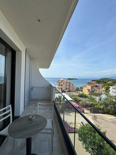 Others 5, Hotel Utopia, Sarandës