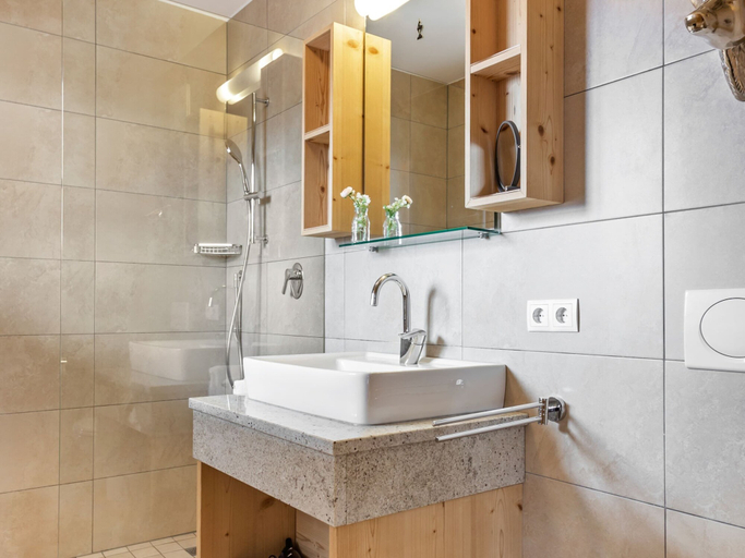 Bathroom 4, Unique & Exclusively Furnished Chalet near Ski Lift, Zell am See