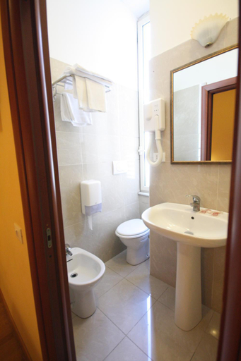 Bathroom 4, Cherubini, Roma