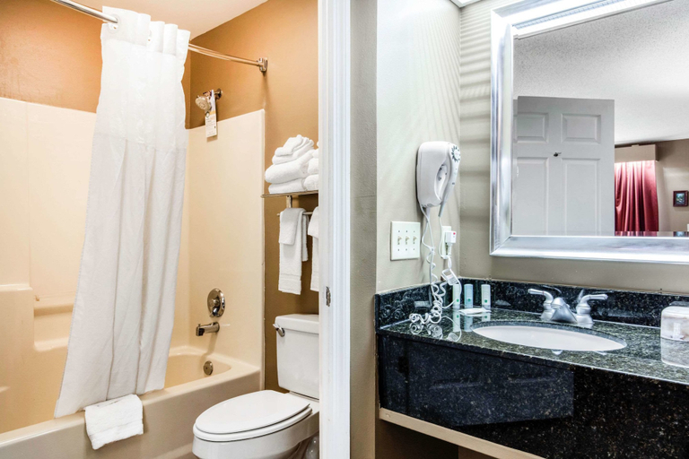 Bathroom 4, Quality Inn Bessemer I-20 exit 108, Jefferson