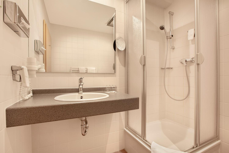 Bathroom 3, Willow Hotel Restaurant, Saalekreis
