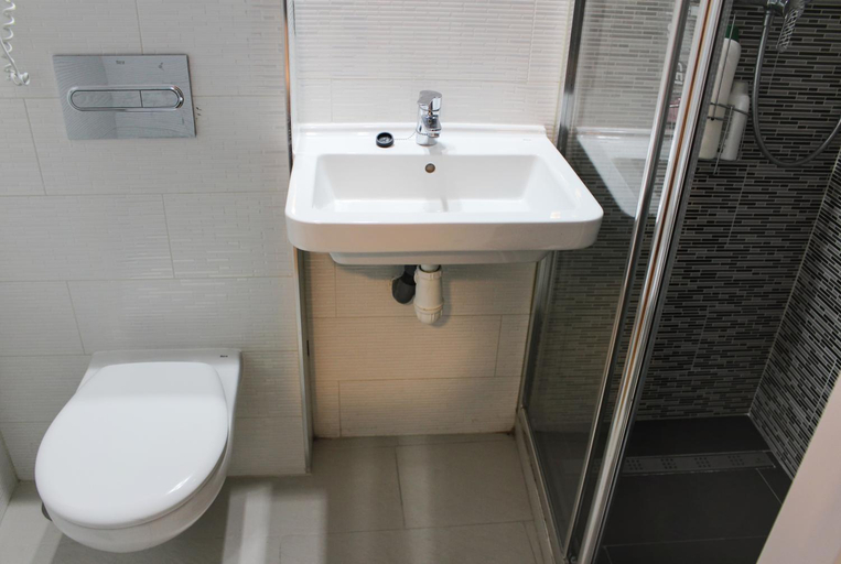 Bathroom 5, Pensión Estrella, Madrid