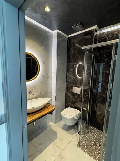 Bathroom 4, Hotel Utopia, Sarandës