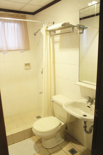 Bathroom 5, Humbertos Hotel, Davao City