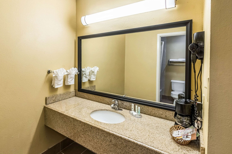 Bathroom 4, Quality Inn Corsicana, Navarro