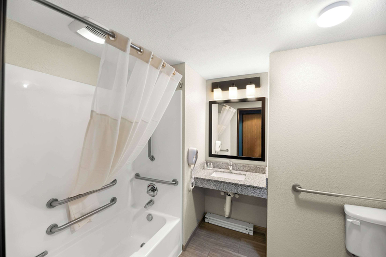 Bathroom 5, Quality Inn & Suites Big Spring, Howard