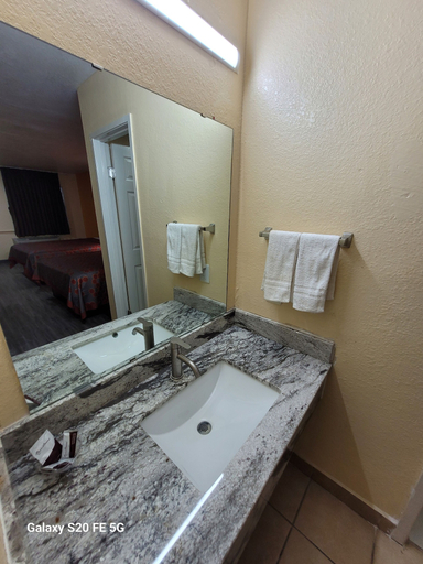 Bathroom 4, La Vista Motel, Cameron