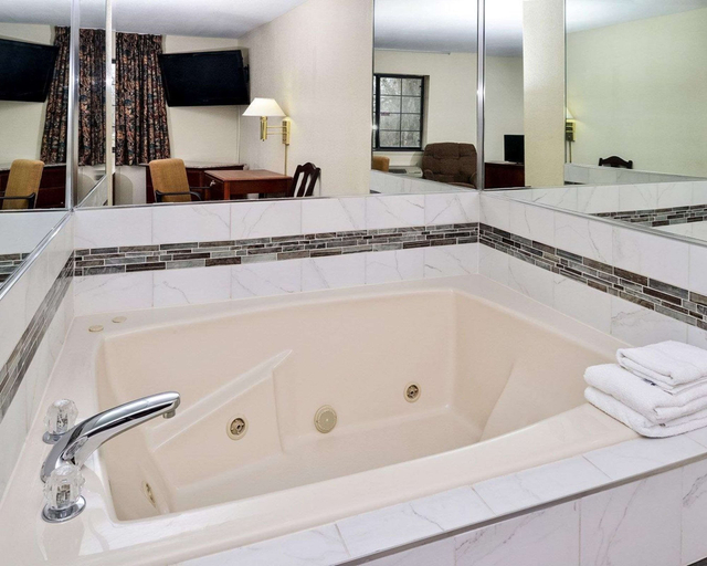 Bathroom 5, Econo Lodge Inn & Suites Shelbyville, Bedford
