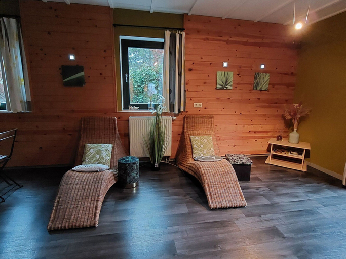 Others 5, Rustic Holiday Home with Sauna & Hot Tub in Wooded Area, Liège