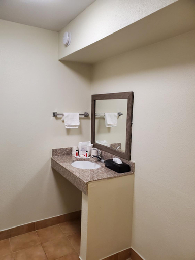 Bathroom 4, Days Inn by Wyndham Lawton, Comanche