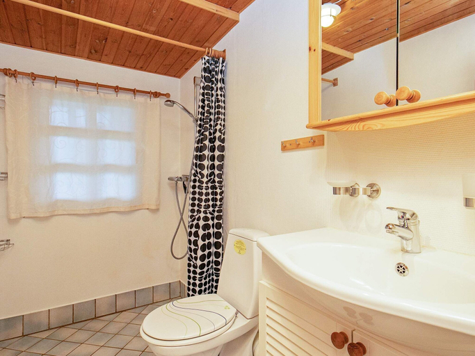 Bathroom, Beautiful Holiday Home in Ringkøbing With Terrace, Ringkøbing-Skjern