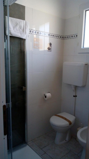 Bathroom 3, Hotel Cinzia, Ferrara